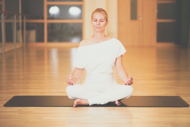 Belle Jeune Femme Assise  Dans Lotos Pose  Et Pratiquer La 