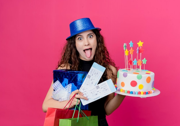 Belle Jeune Femme Aux Cheveux Boucles Dans Un Chapeau De Vacances Tenant Boite Cadeau De Gateau D Anniversaire Et Billets D Avion Fou Joyeux Anniversaire Concept De Fete Sur Rose Photo Gratuite