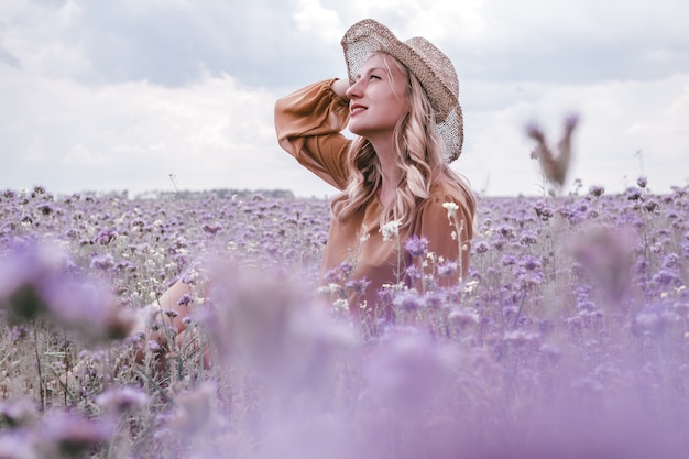 Belle Jeune Femme Enceinte Au Chapeau En Champ De Lavande Fleurs En Floraison Photo Premium