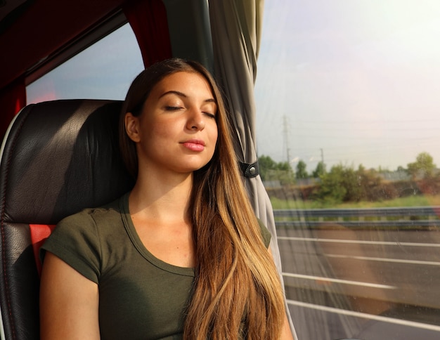 Belle Jeune Femme Endormie Assise Dans Le Bus. Passager De Bus