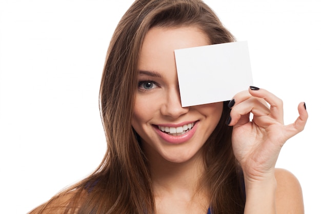 Belle Jeune Femme Ferme Les Yeux Avec Carte Photo gratuit
