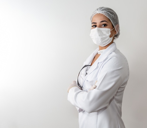 Belle Jeune Femme Médecin En Blouse Blanche Médicale Et Un Masque De Protection Et Des Gants De