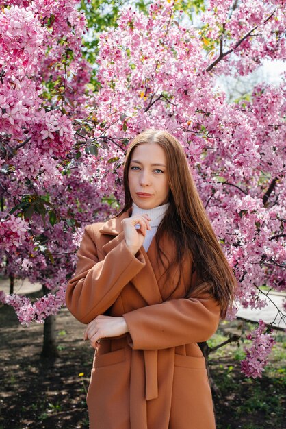 Une Belle Jeune Fille Marche Un Jour De Printemps Dans Un Verger De Pommiers En Fleurs Mode De Vie Loisirs Photo Premium