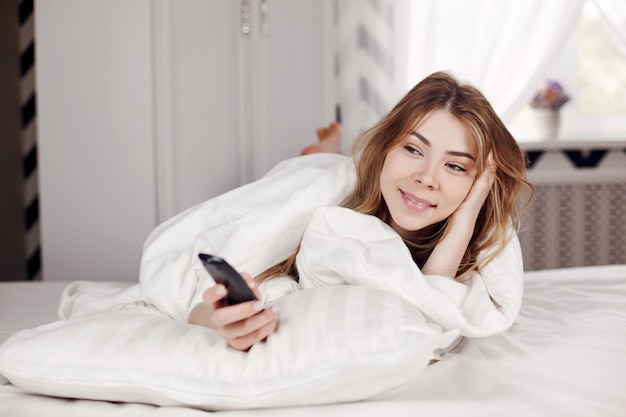 Belle Jeune Fille Se Détendre Dans Son Lit Avec Son ...