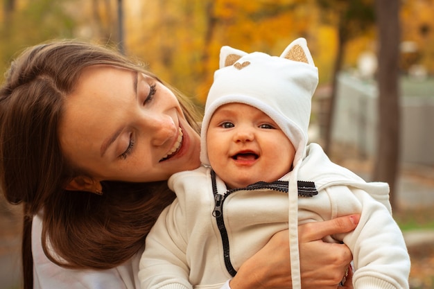 Belle Jeune Maman Avec Bebe Fille A L Automne Photo Premium