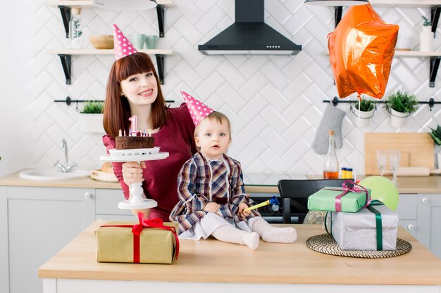 La Belle Jeune Maman Et Sa Petite Fille Celebrent Un Anniversaire Gateau Aux Bougies Joyeux Anniversaire Bebe Photo Premium