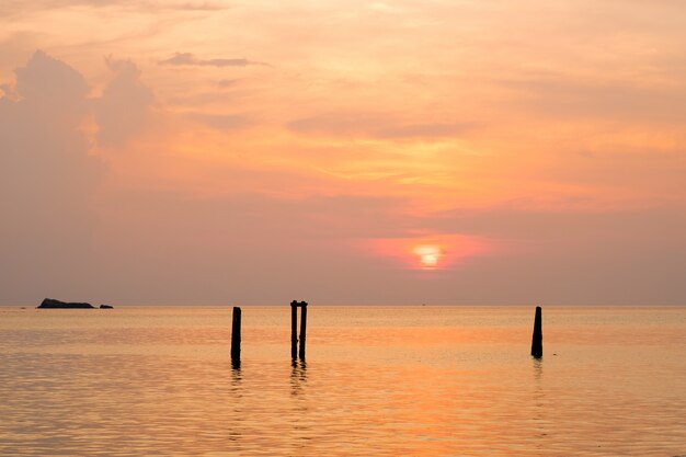 Belle De Lever De Soleil Avec Un Ciel Colore En Voyage De Concept De L Heure D Ete Vacances Et Vacances Photo Premium