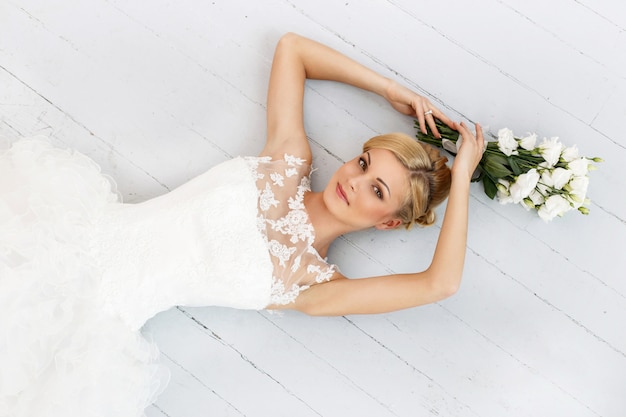 Belle Mariée Avec Bouquet Photo gratuit