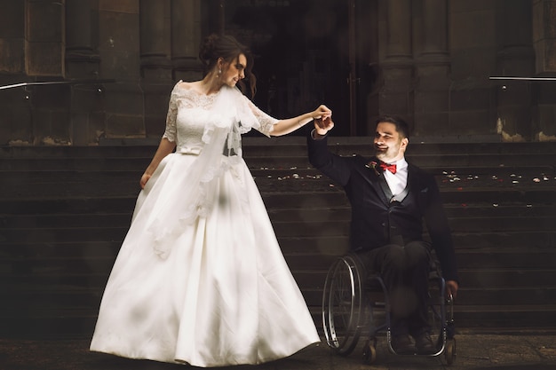 Belle Mariée Et Le Marié Sur Le Fauteuil Roulant Dansent