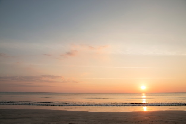 Belle Mer De Fond De L Ete Et Le Coucher Du Soleil Dans La Soiree Photo Premium