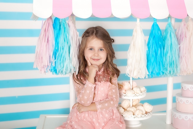 Belle Petite Fille Assise Sur La Table Avec Des Bonbons Bar D Anniversaire De Candy Portrait D Un Gros Plan De Visage De Bebe Photo Premium