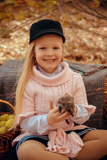Belle Petite Fille Avec Bebe Herisson Mignon Et Drole Dans La Nature Automne Photo Premium