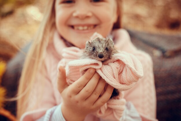 Belle Petite Fille Avec Bebe Herisson Mignon Et Drole Dans La Nature Automne Photo Premium