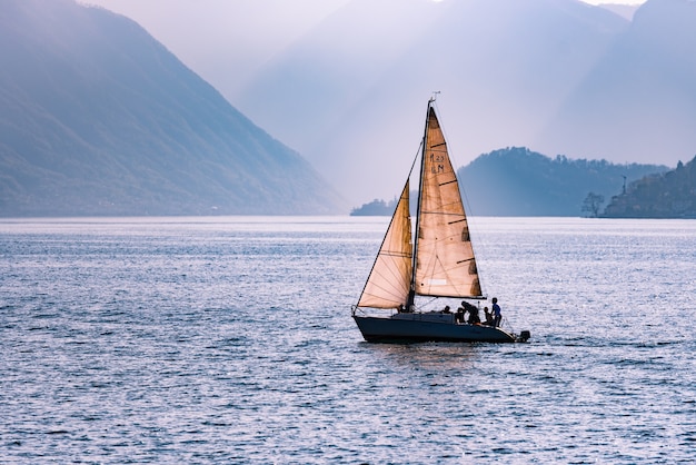 Belle Photo D Un Bateau A Voile Traversant La Mer Entoure De Montagnes Photo Gratuite