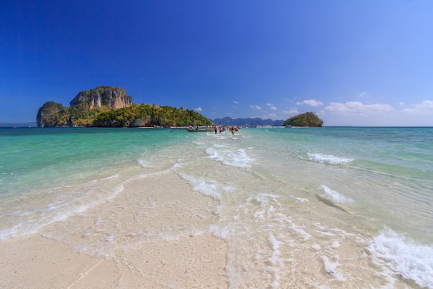 Belle Plage De Sable Blanc Et Ciel Clair à Krabi En