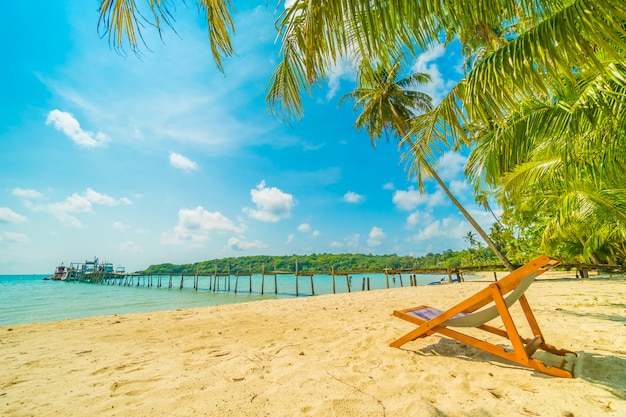 Belle Plage Tropicale Et Mer Avec Cocotier Sur Une île