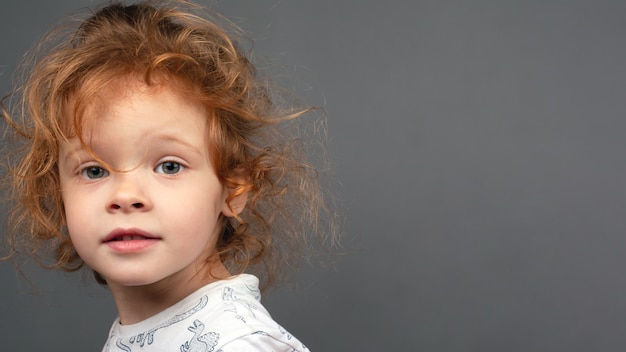 Belle Rousse Petite Fille Sur Fond Gris Avec Espace De Copie Bebe Mignon Maquette Sur Banniere Photo Premium