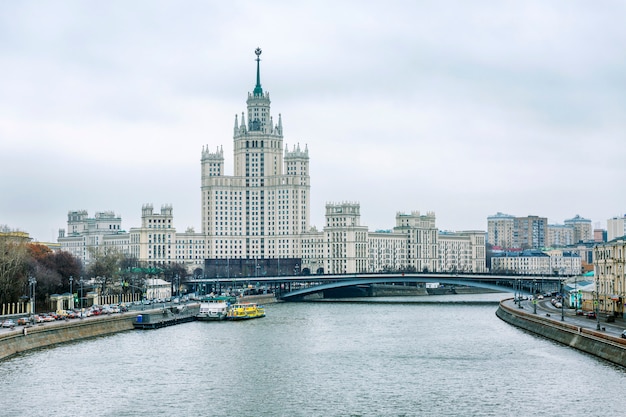 Belle vue sur la digue et l'architecture dans le centre de moscou par une journée nuageuse d'automne. Photo Premium