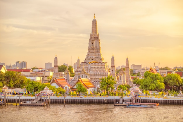 Belle Vue Du Temple Wat Arun Au Coucher Du Soleil à Bangkok