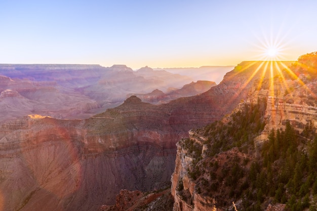 Belle Vue Sur Le Grand Canyon A La Lumiere Du Soleil Levant Photo Premium