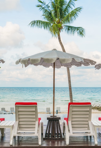 Belles Chaises De Plage Avec Parasol Autour De Piscine Poo