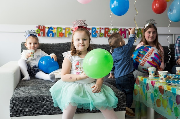 Belles Enfants Sur La Fete D Anniversaire Photo Gratuite