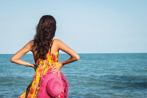 Belles Femmes Debout Sur La Plage Photo Premium