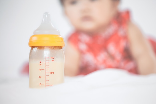 Biberon Avec Du Lait Maternel Pour L Allaitement Sur Le Petit Fond De Bebe Fille Photo Premium