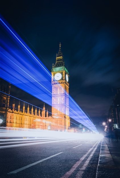 Big Ben La Nuit Avec Les Lumieres Des Voitures Dans La Ville De Londres Royaume Uni Photo Premium