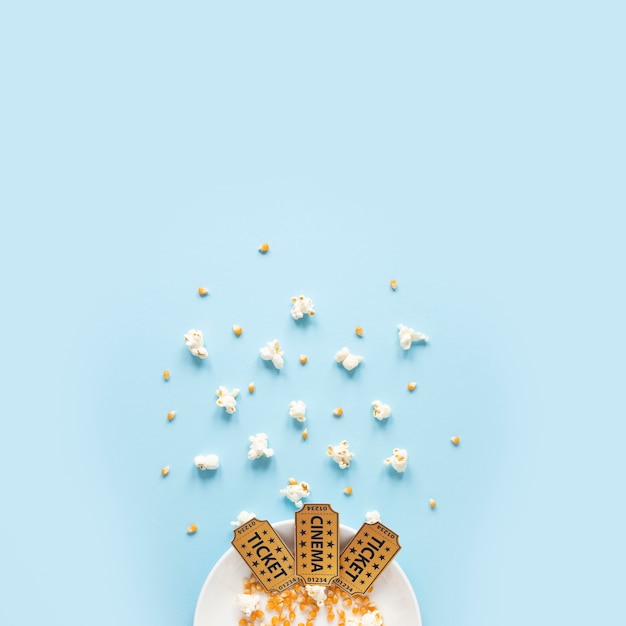 Billets De Cinéma Et Pop-corn Sur Fond Bleu Photo gratuit