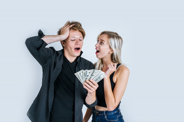 Les billets de dollar montrent un couple heureux font des affaires Photo gratuit