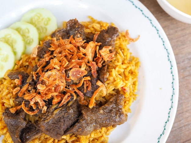 Biryani de boeuf au chutney vert, riz jaune au boeuf Photo Premium