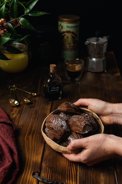 Biscuits Madeleine Au Chocolat Boulangerie Maison Sur Une Grille De Refroidissement Avec Des Ingredients Et Des Ustensiles Sur Bois Rustique Photo Premium