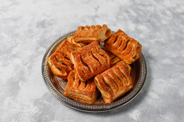 Biscuits De Pate Feuilletee Remplis De Confiture De Pommes Et De Pommes Rouges Fraiches Sur Du Beton Leger Photo Gratuite