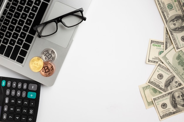 Bitcoin vue de dessus sur ordinateur portable Photo gratuit