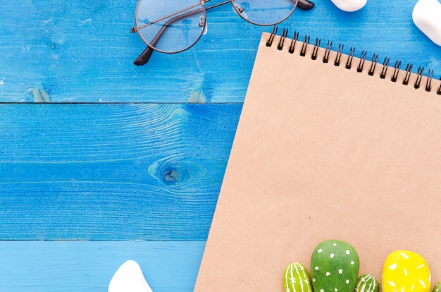 Bloc-notes vide avec des lunettes et des cactus Photo gratuit