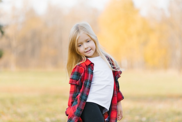 Blonde Bebe Fille Reve A L Automne Parc Marcher Dans La Journee Photo Premium