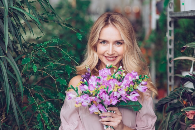 Blonde Jeune Femme Tenant Un Bouquet De Fleurs Mauves En