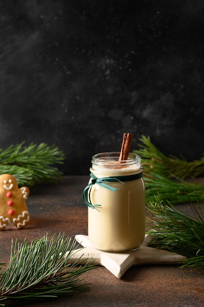 Boisson De Lait De Poule De Noël De Vacances En Pot Mason Avec Pain D