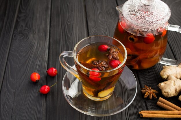 Boisson à Thé Avec Rose De Chien, Gingembre Et épices Dans La 