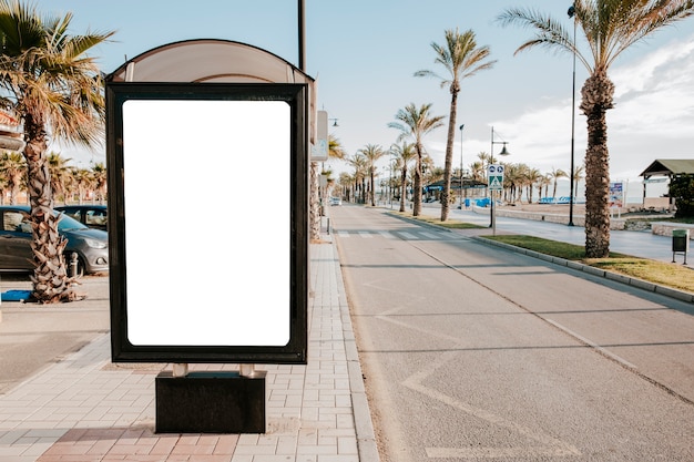 Download Boîte Blanche D'arrêt De Bus Blanc Au Soleil | Photo Gratuite