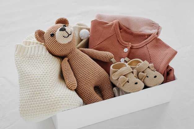 Boite Avec Des Trucs Pour Bebe Et Des Accessoires Pour Nouveau Ne Au Lit Coffret Cadeau