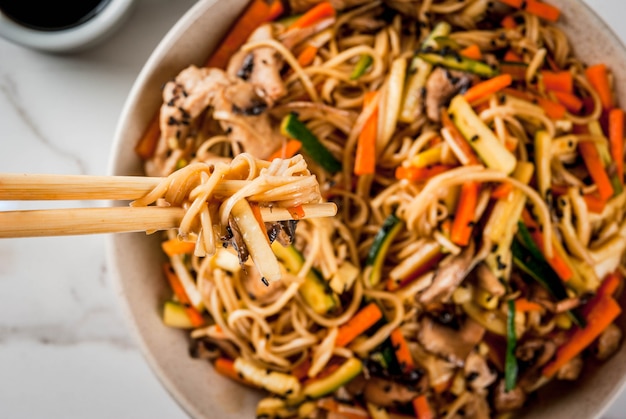 Bol Avec Nouilles De Riz Avec Sauce Soja Et Baguettes Photo Premium