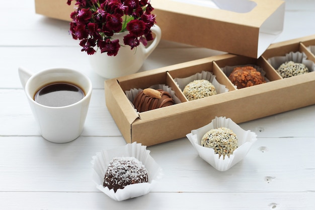 Des Bonbons Au Chocolat Une Tasse De Café Et Un Bouquet De