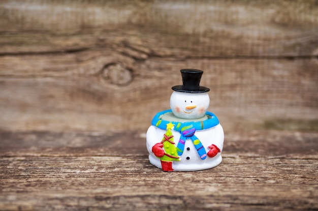 Bonhomme De Neige Figure Sur Une Table En Bois A L Exterieur Photo Premium