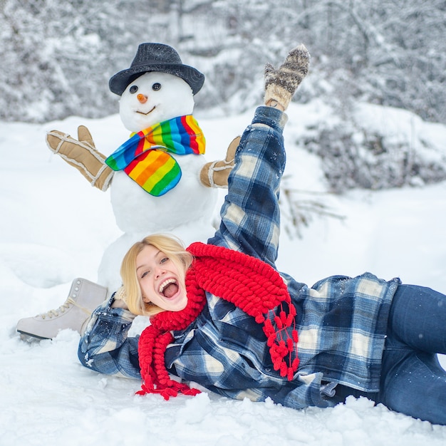 Bonhomme De Neige Et Fille Drole En Hiver A L Exterieur Bonhomme De Neige Mignon Dans Un Village Enneige Photo Premium