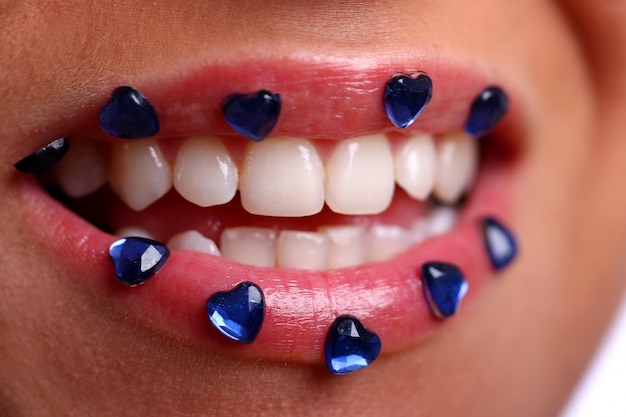 Bouche De Femme Avec Des Bonbons Colorés Photo gratuit