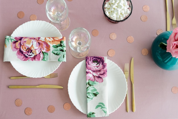 Bouchent Le Cadre De La Table D Anniversaire Ou De Mariage En Rose Et En Couleurs