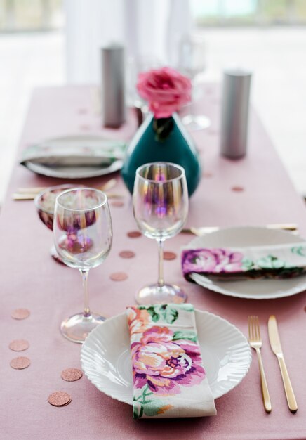 Bouchent Le Cadre De La Table D Anniversaire Ou De Mariage En Rose Et Couleurs Avec