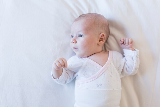 Bouchent Le Portrait D Un Beau Bebe Sur Fond Blanc A La Maison Photo Premium